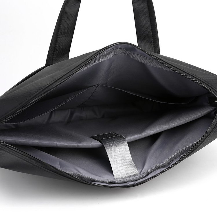 Interior acolchado del maletín para portátil ECLIPSE con espacio para accesorios.
