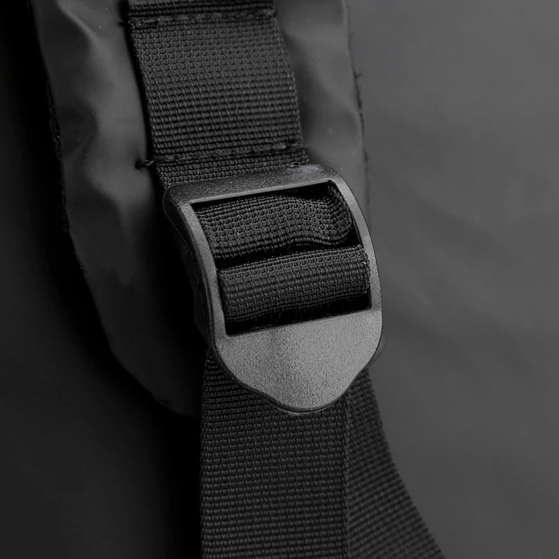 Detalle del diseño y acabados de la mochila para portátil atemporal EMERALD